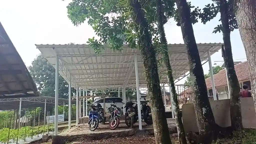 Pemasangan Kanopi Alderon di Pesantren Al-Umanaa Sukabumi