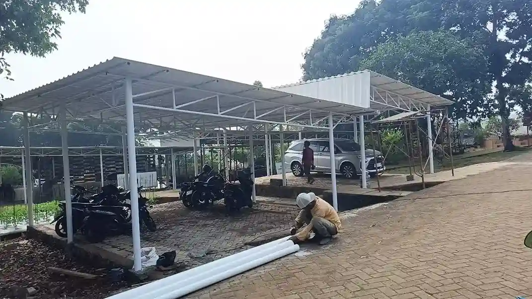 Pemasangan Kanopi Alderon di Pesantren Al-Umanaa Sukabumi